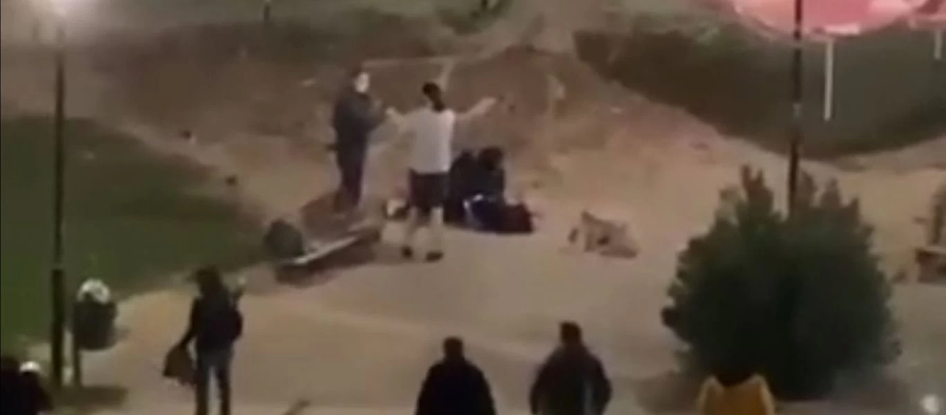 Καρδίτσα: Δυνάμεις ασφαλείας πέταξαν κάτω 15χρονη και της έβαλαν χειροπέδες γιατί... απλά κάθονταν σε πλατεία (βίντεο)